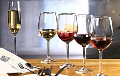 為什么喝葡萄酒要用高腳杯 為什么使用高腳杯喝紅酒